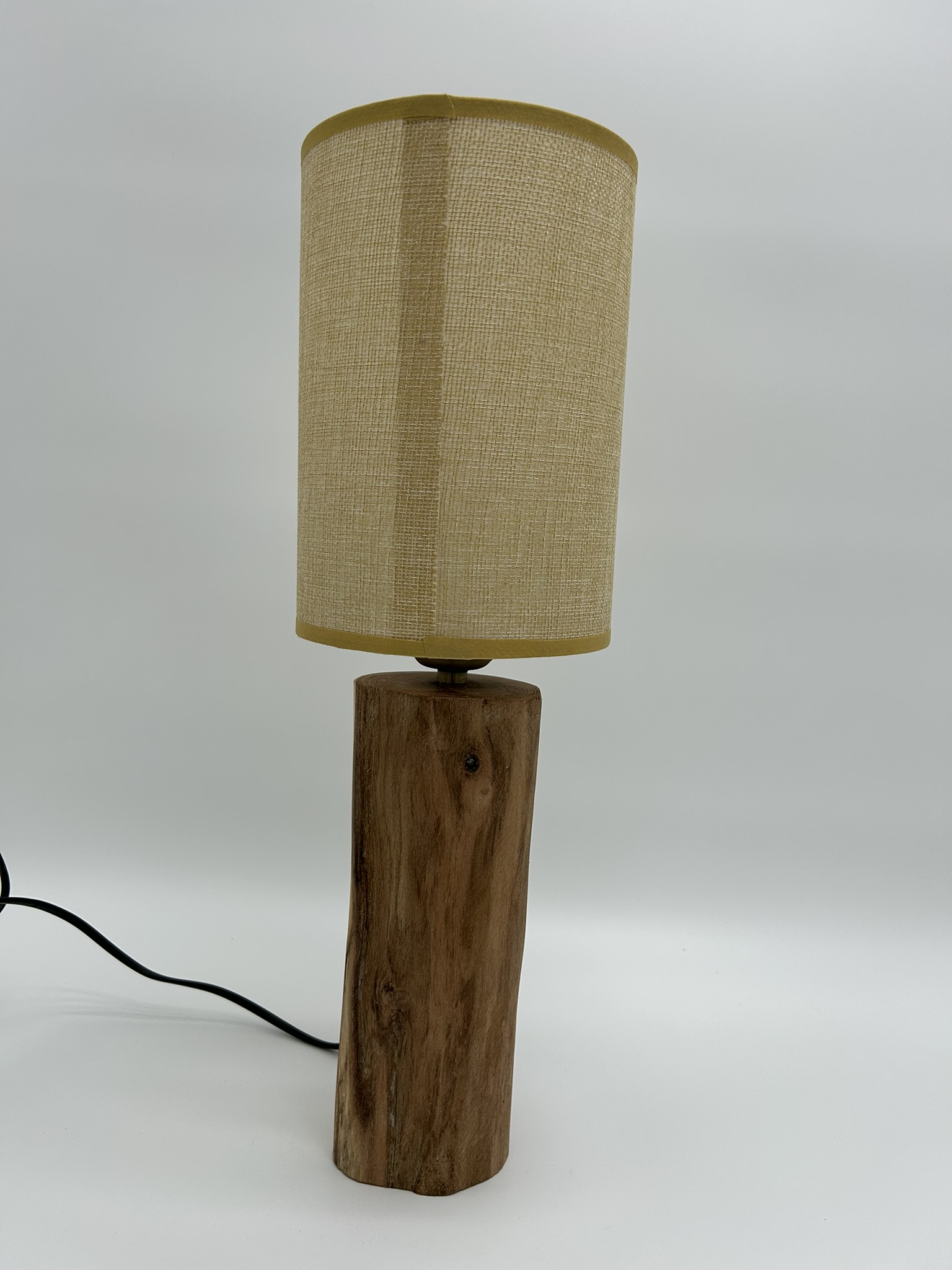 Lampe en grand rondin de bois avec abat-jour crème