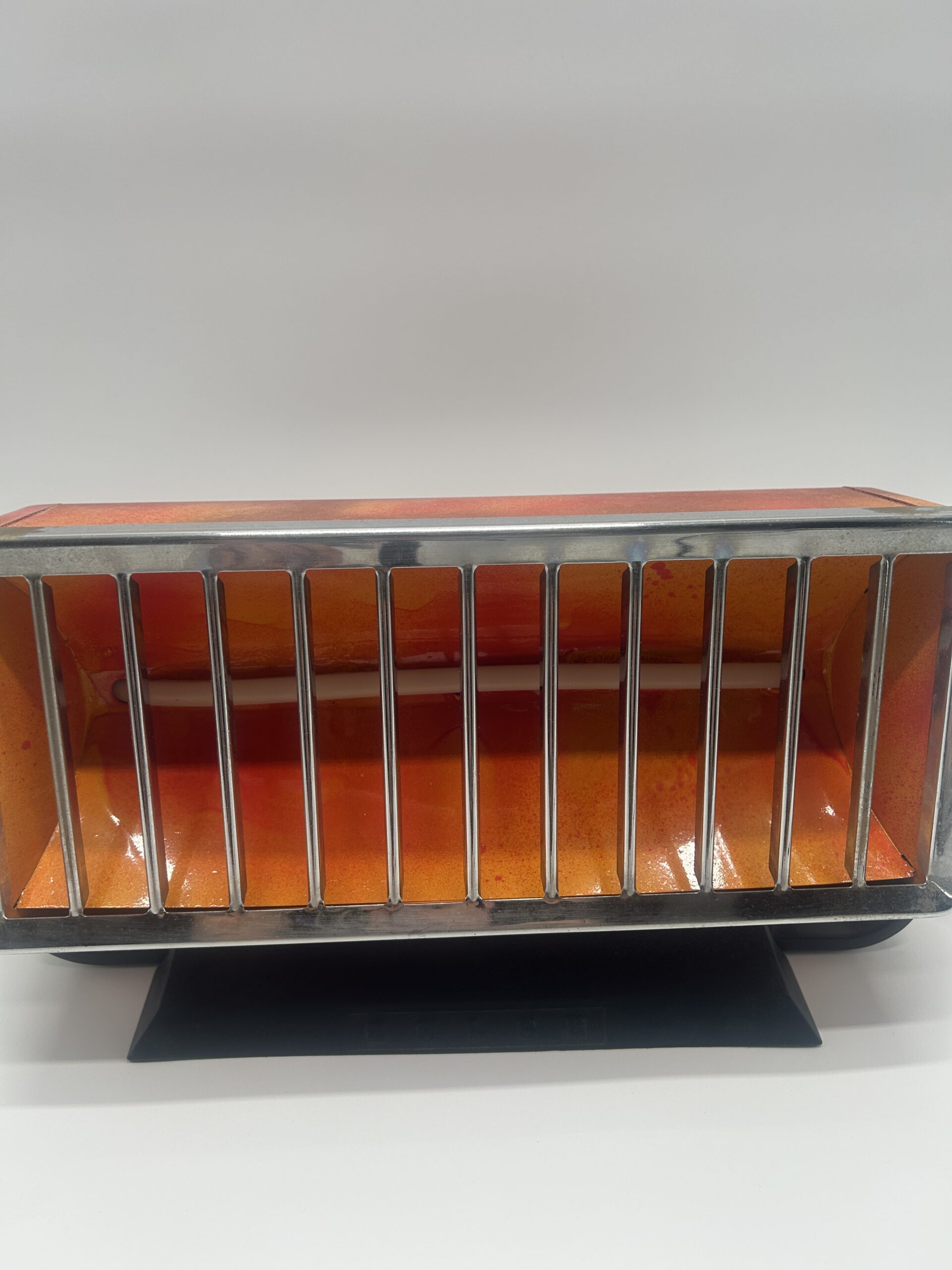 radiateur vintage transformé en lampe – Luminaire original orange rouge au style chaleureux