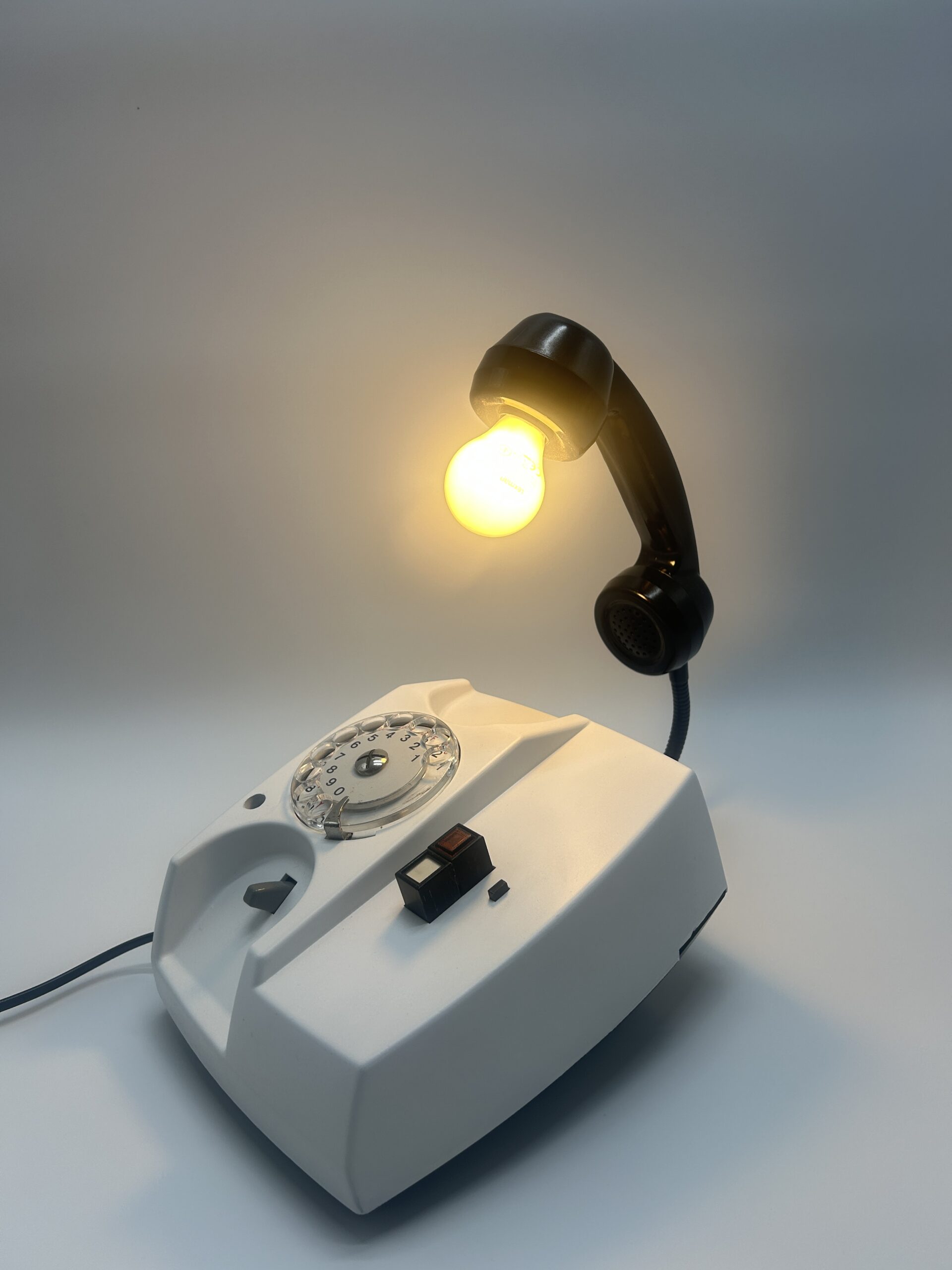 Lampe en téléphone vintage à cadran tournant – Luminaire rétro original et décoratif