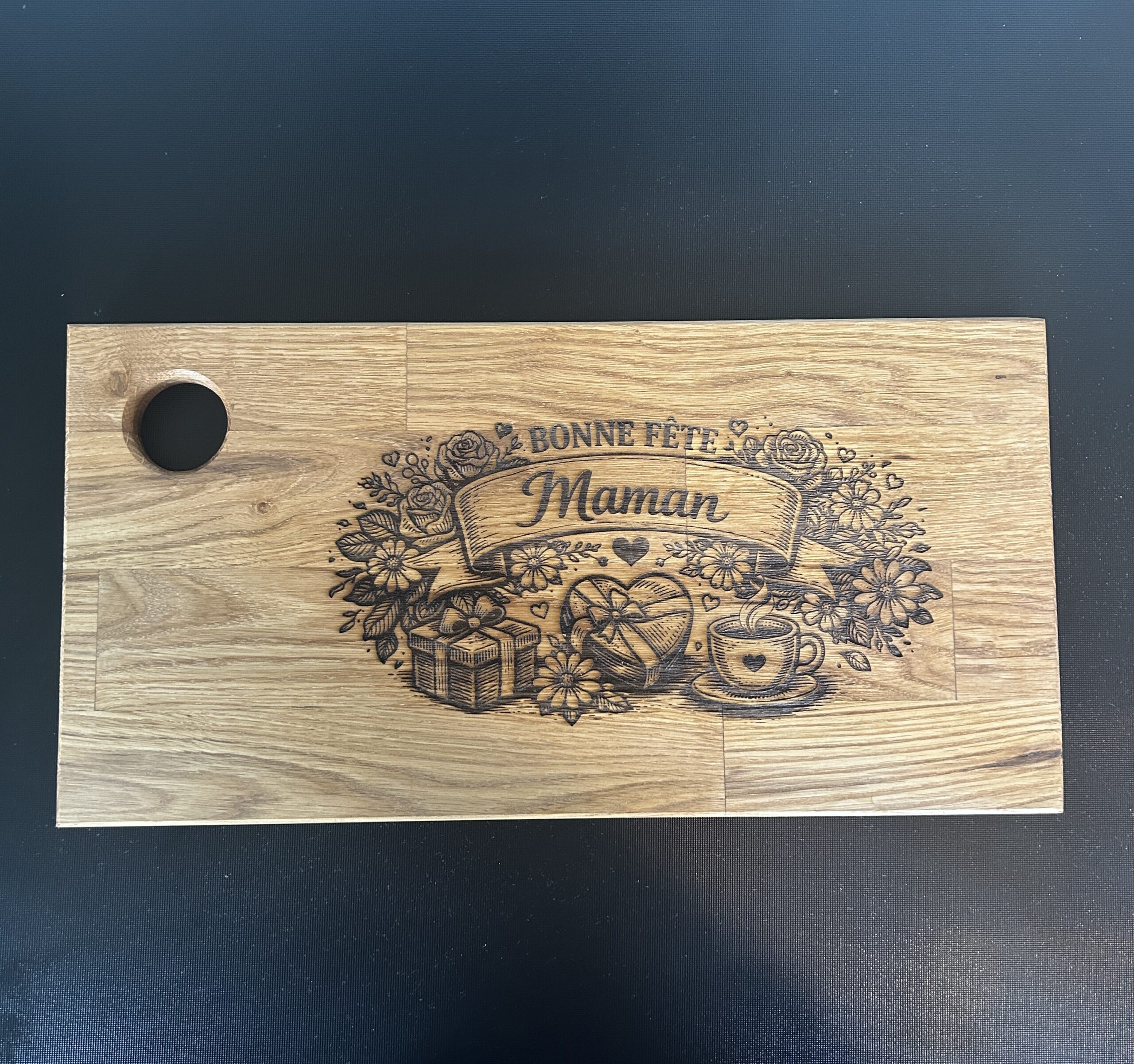 Planche à découper en chêne gravée 40 x 20 cm – “Bonne fête maman” motif floral