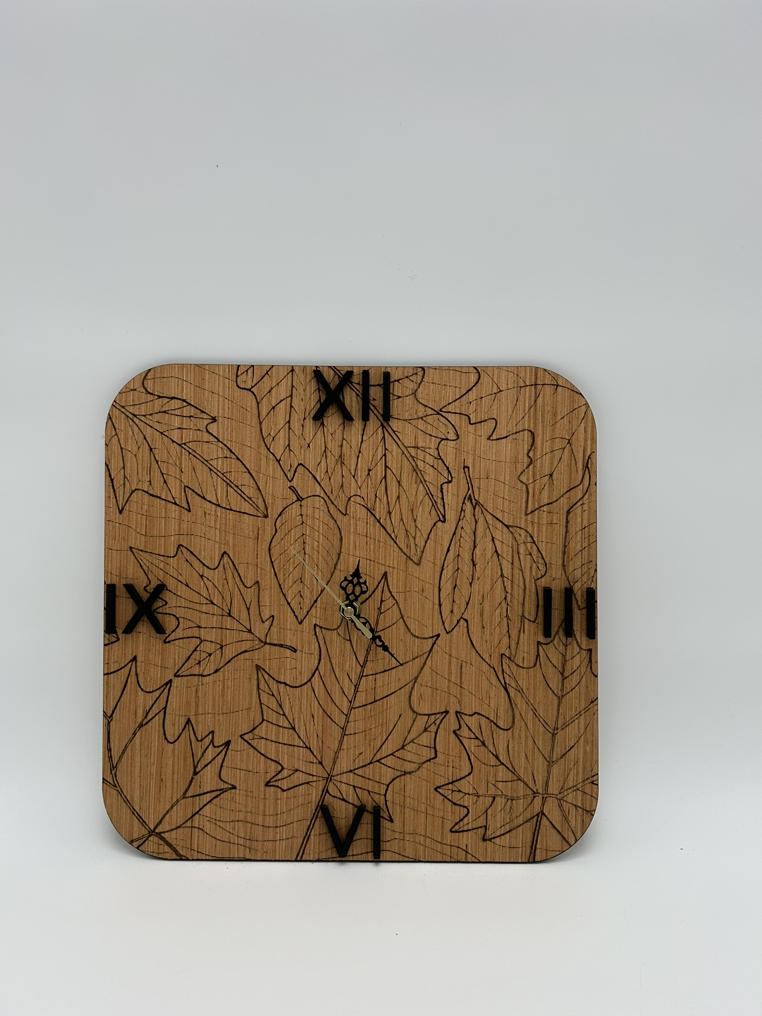 Horloge murale en bois gravé avec motifs floraux – Décoration murale naturelle et élégante