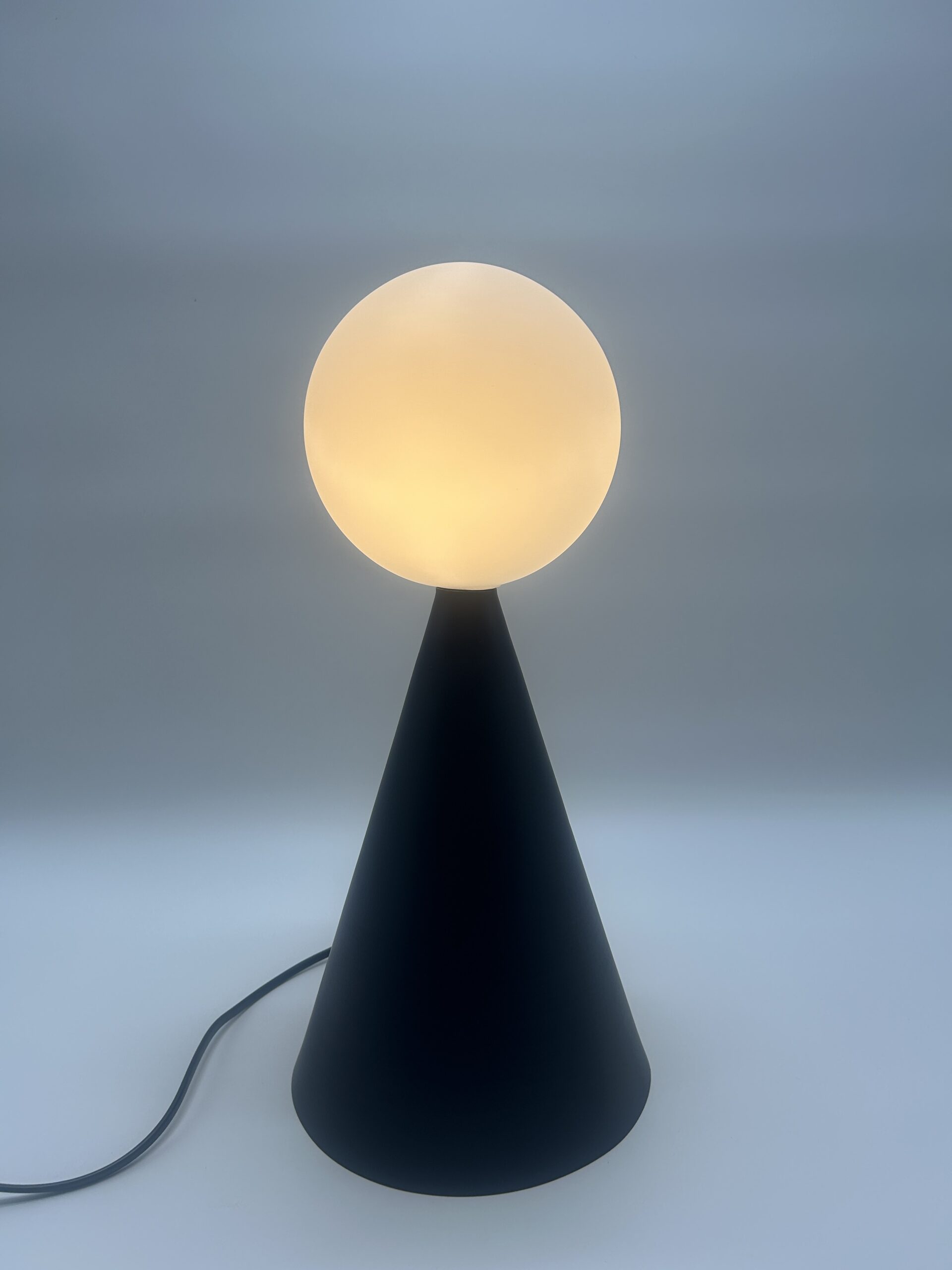 Lampe cône moderne en métal et boule de verre opaque – Luminaire design et contemporain