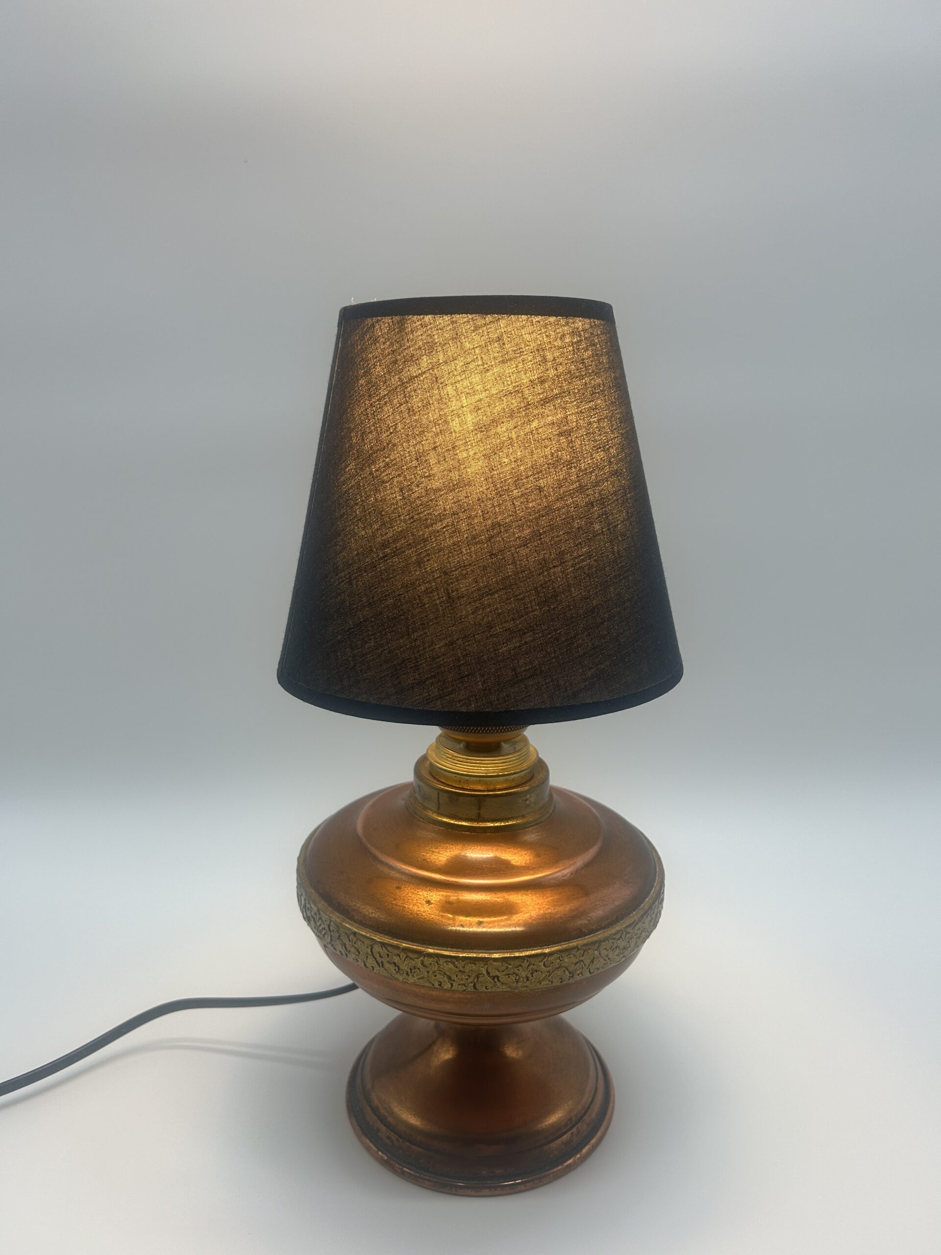 Ancienne lampe à pétrole transformée en lampe électrique – Luminaire cuivre et abat-jour noir
