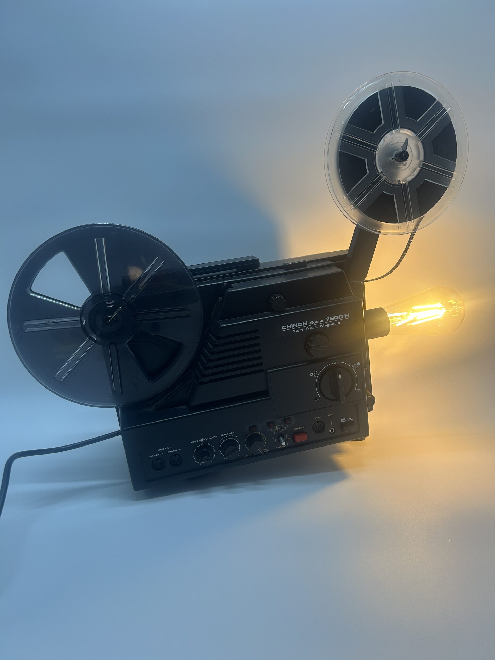 Ancien projecteur vidéo vintage transformé en lampe – Pièce décorative unique et lumineuse