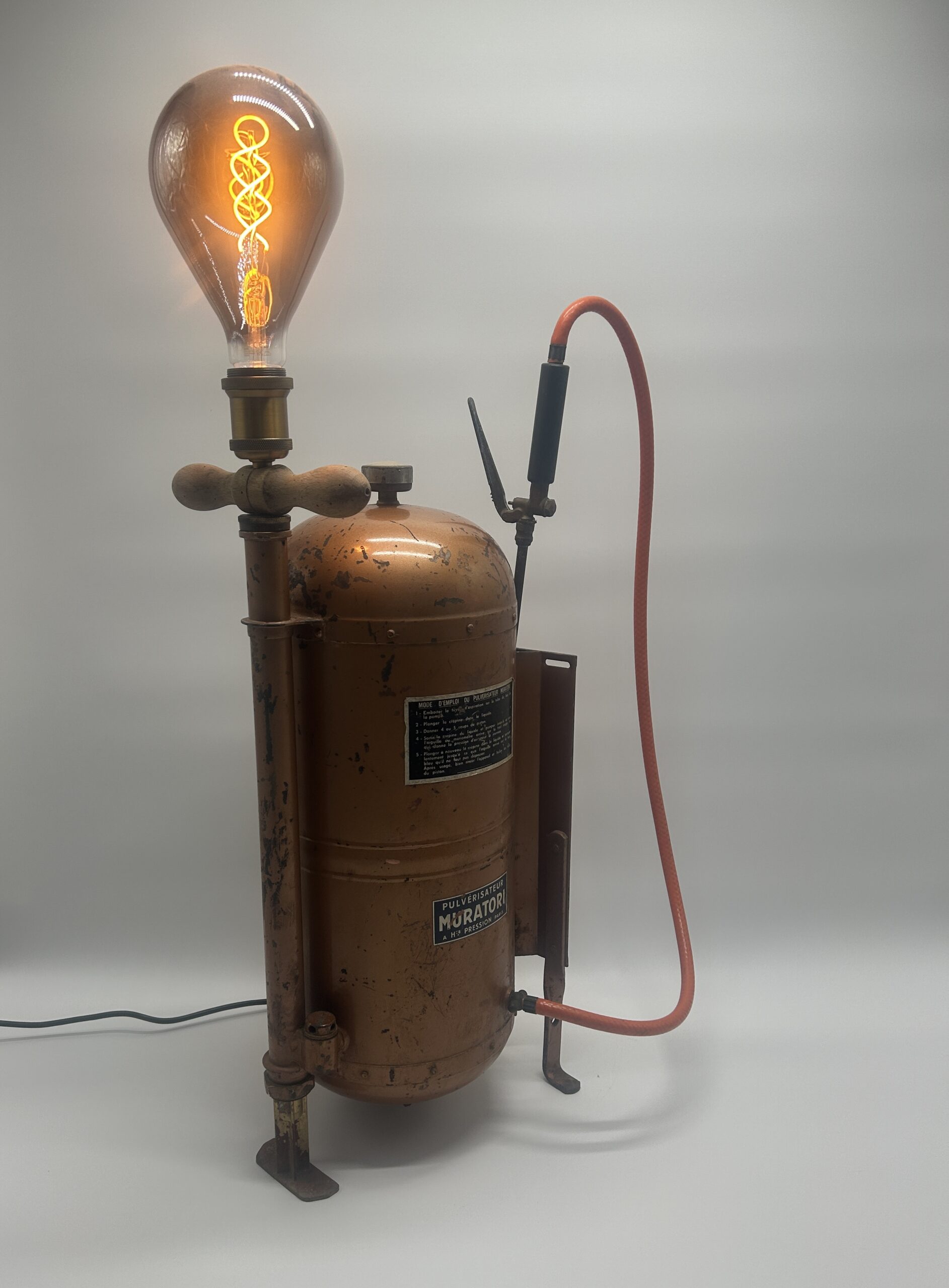 Ancien pulvérisateur agricole transformé en lampe – Luminaire cuivré au style industriel authentique