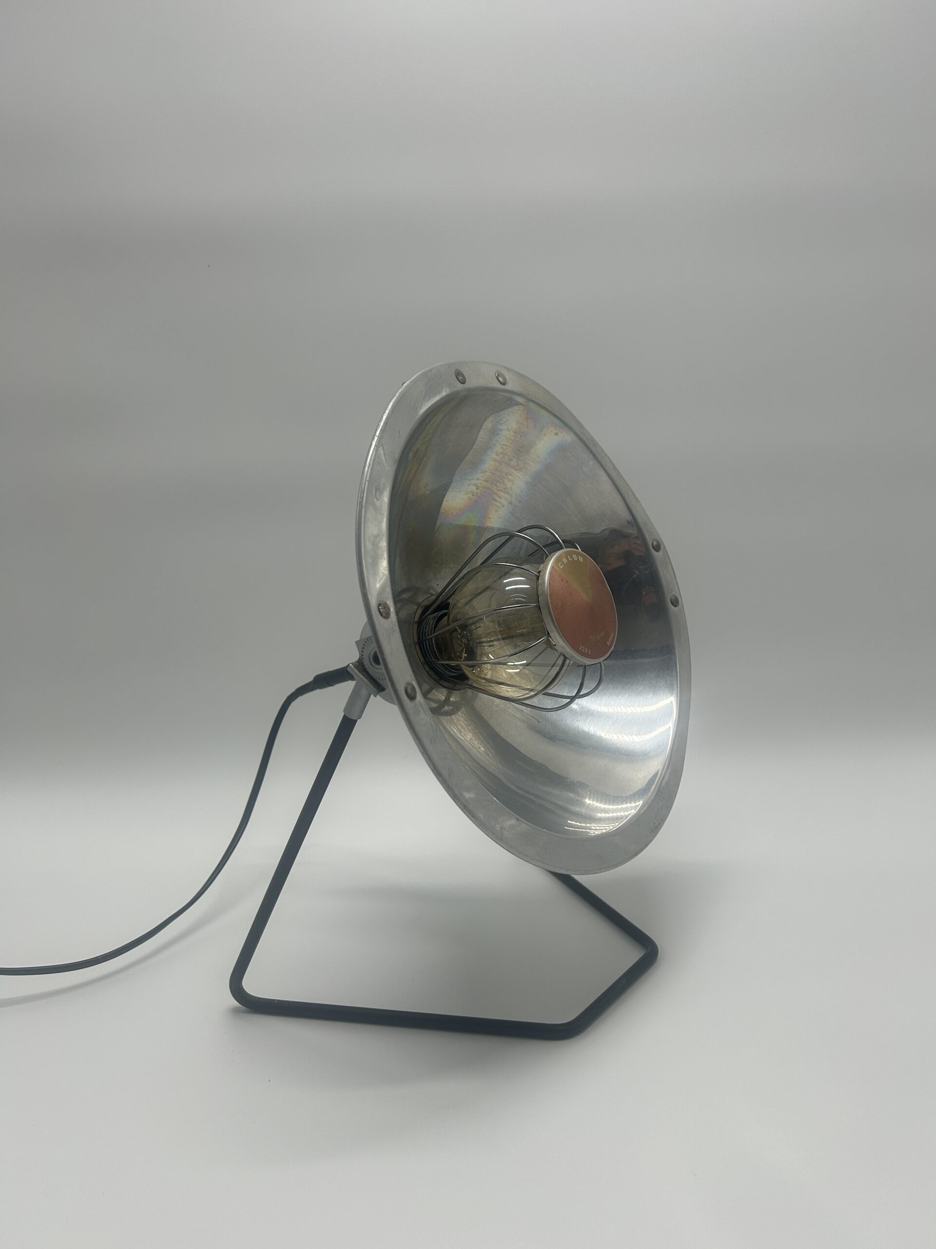 Ancien radiateur circulaire transformé en lampe – Luminaire industriel moderne et design