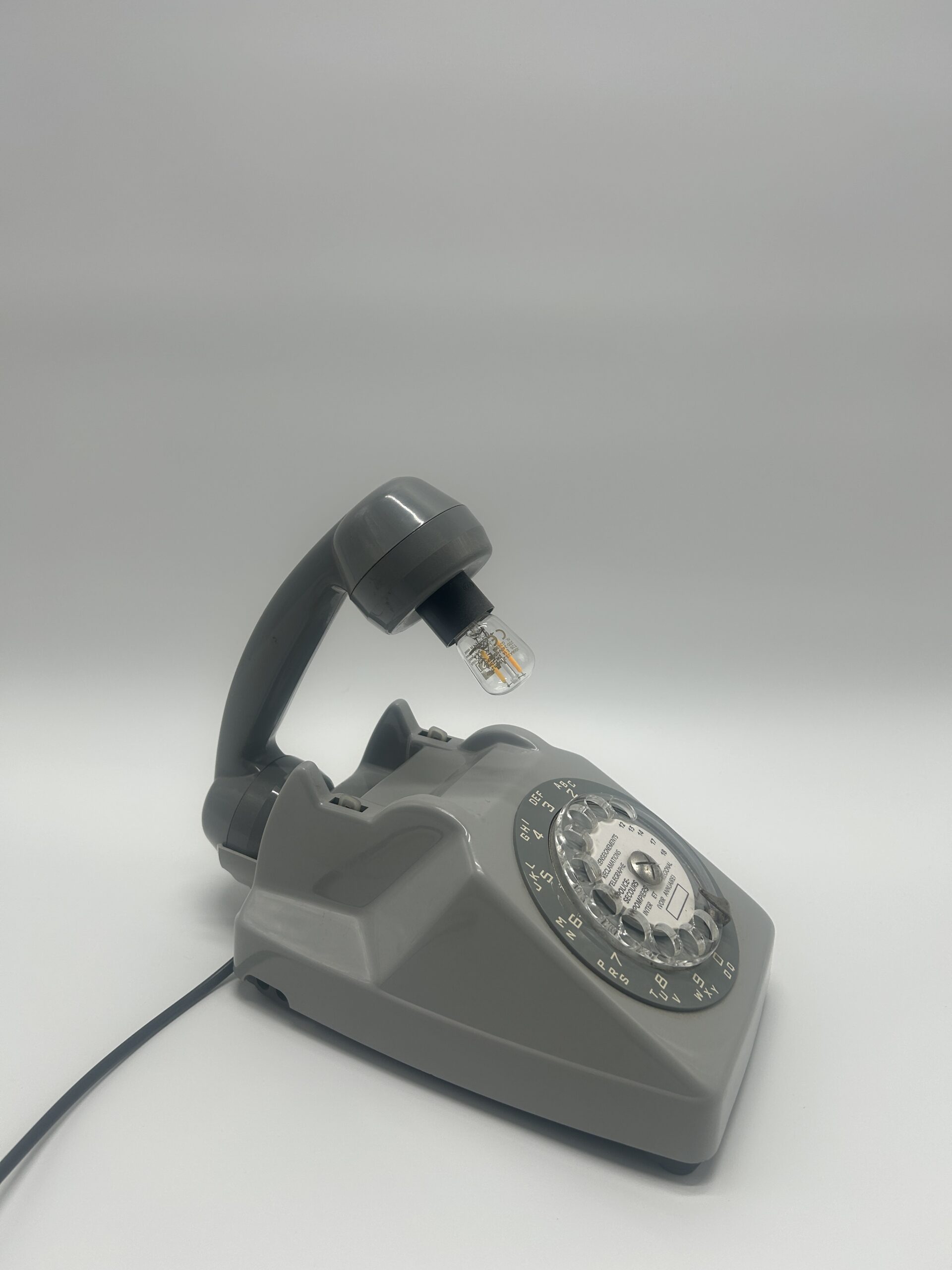 Téléphone vintage gris transformé en lampe – Luminaire original rétro à cadran