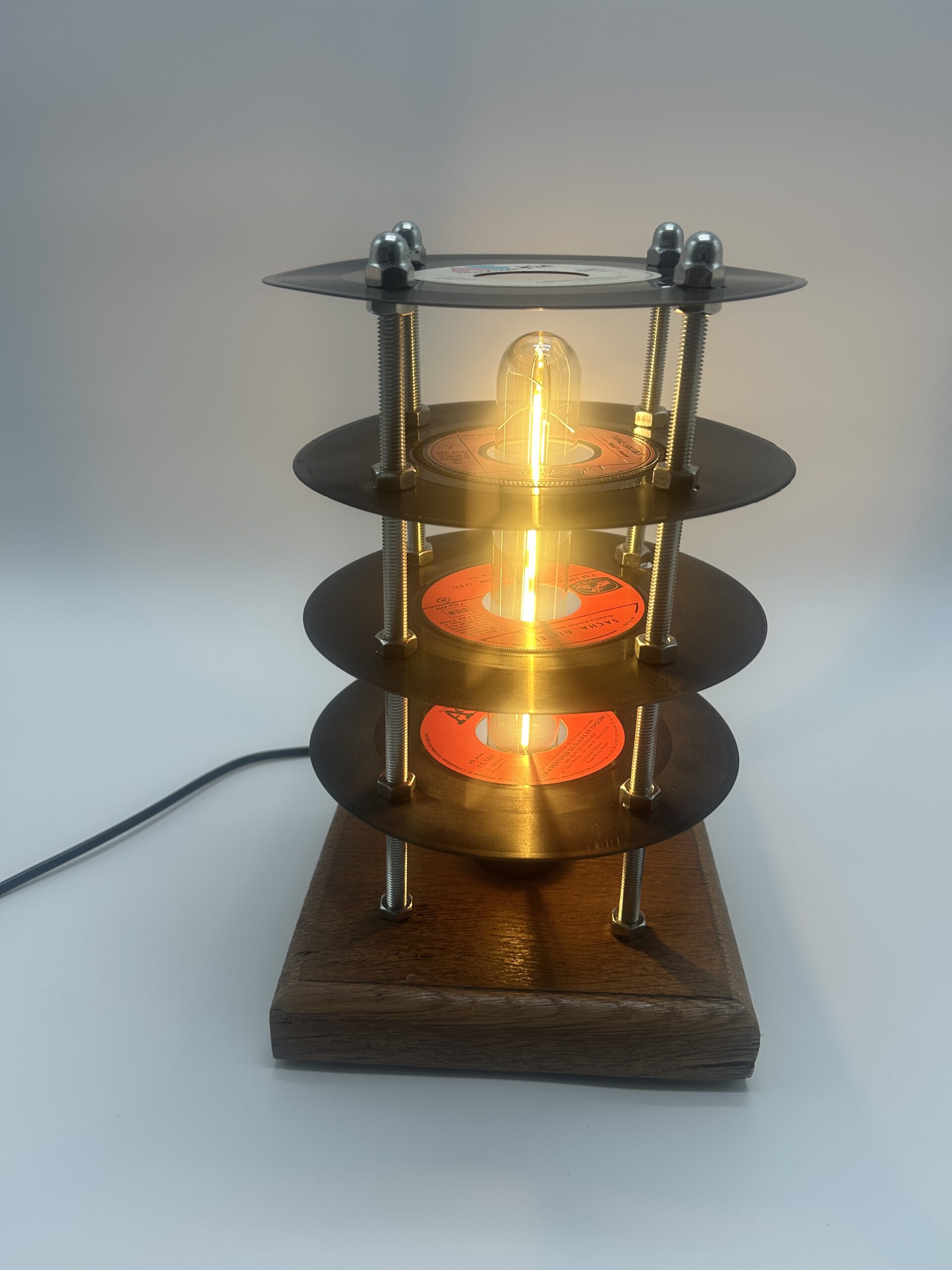 Lampe en vinyles 45 tours – Luminaire musical original sur socle en chêne