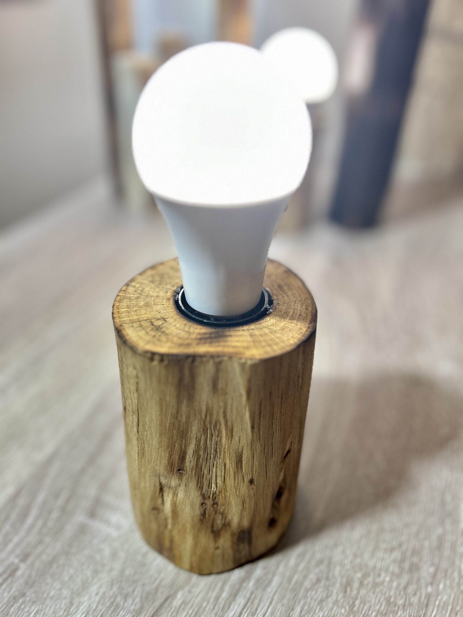 Luminaire nomade en rondin de bois naturel – Image 3