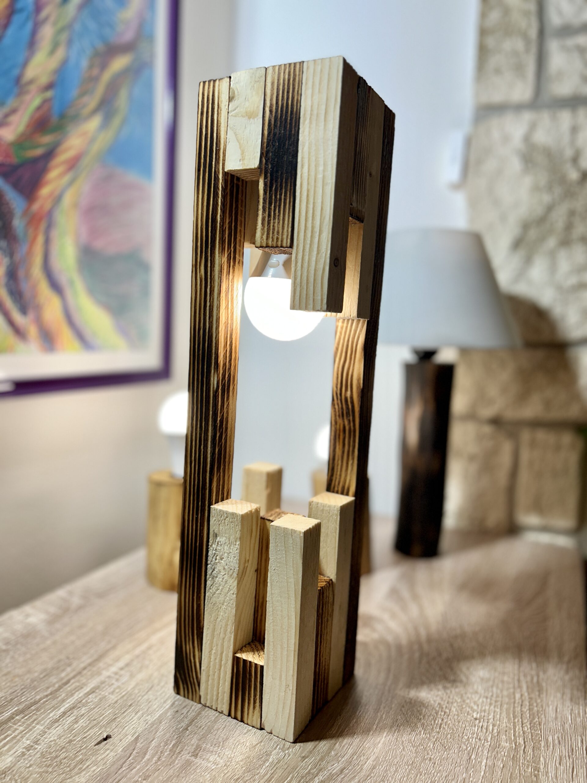 Luminaire nomade en bois ajouré avec ampoule rechargeable
