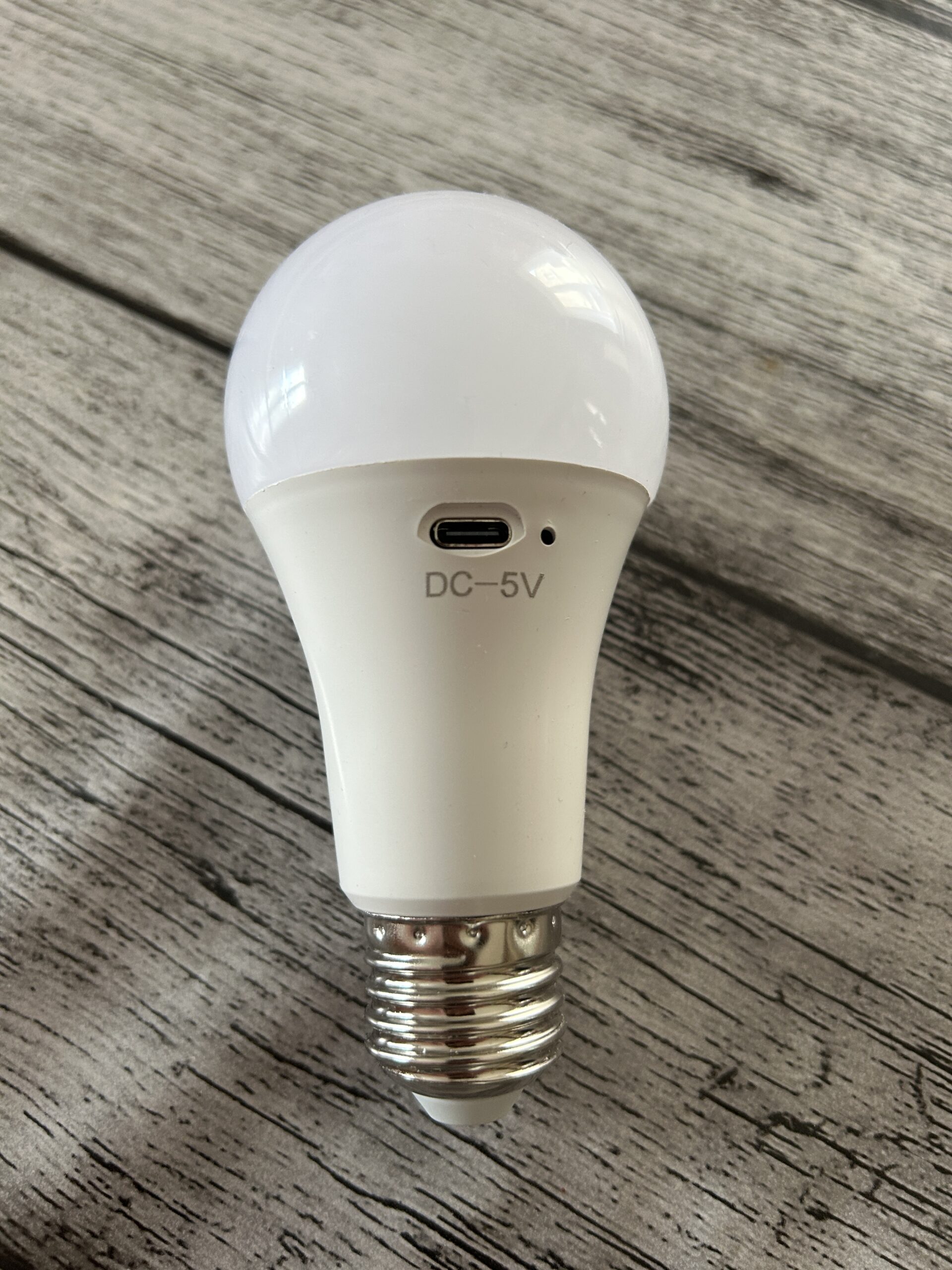 Luminaire nomade en rondin de bois naturel – Image 5